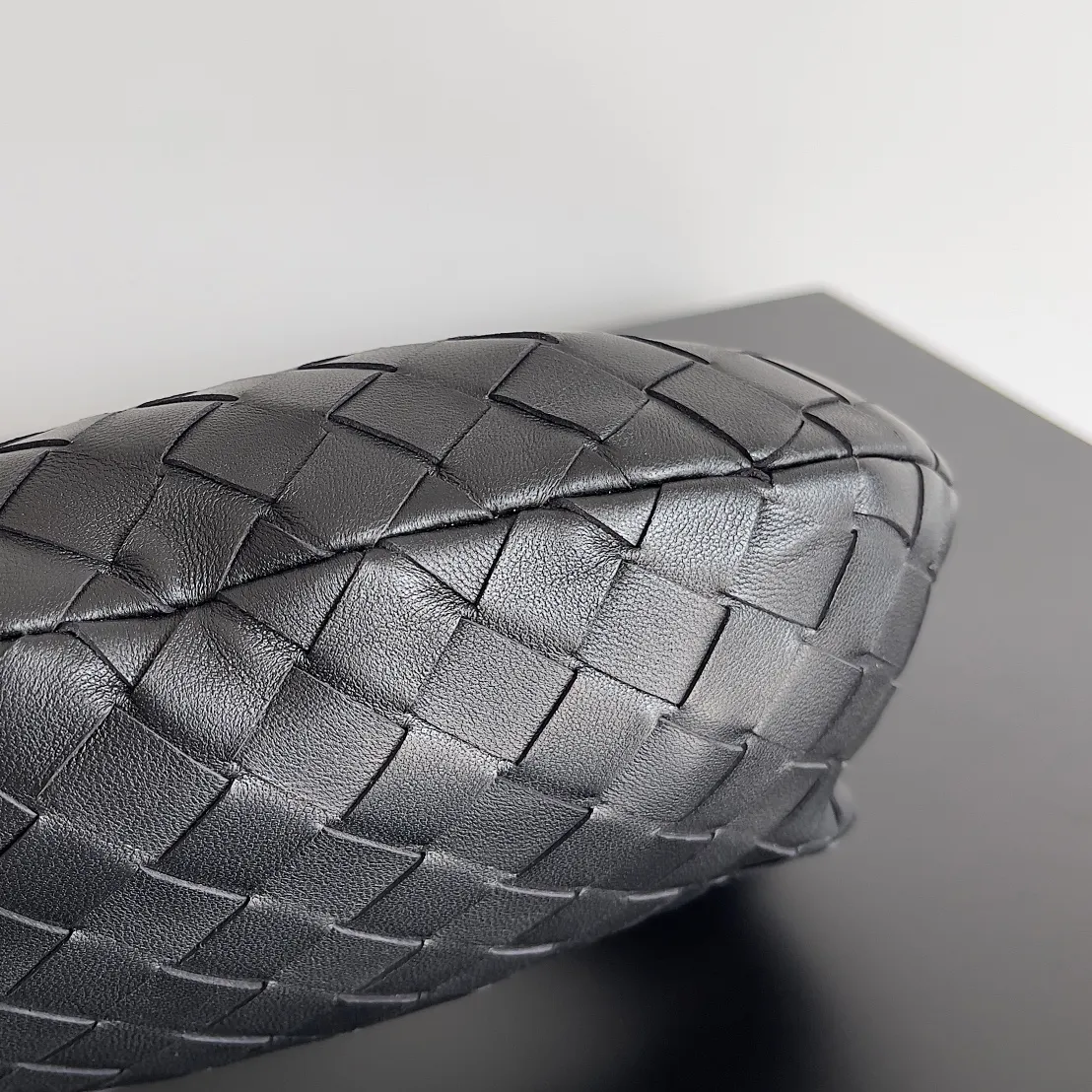 Batch 1120 Bottega veneta͙.——The latest braided and knotted hobo🔥 The top-grade lambskin leather is very soft, the bag shape is unique, practical and durable. It retains the traditional weaving elements while being a bit more flamboyant ~ Made of hand-woven sheepskin, zipper opening and closing, curved seamless structure, effortless to match. Highly recommended⚠️⚠️⚠️ The highest-end in the market🌈 Welcome to compare [Factory equipped with full package] size: 23x15x5cm.   Model: 651876
